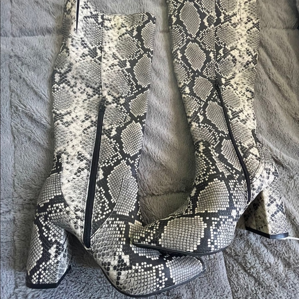 Women boots sizes 7 1/2 and 8 1/2